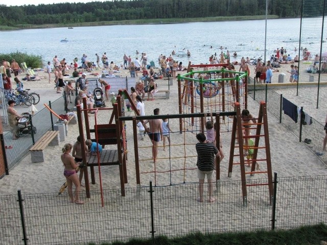 Na plaży w Lusowie w gminie Tarnowo Podgórne są dwa pomosty i plac zabaw. Czy podobnych atrakcji doczekają się mieszkańcy poznańskiego Kiekrza?