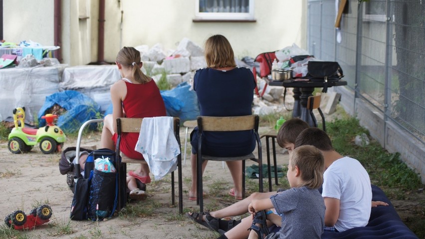 Samotne matki z małymi dziećmi na bruku. Interweniowała policja i pogotowie [zdjęcia, filmik]