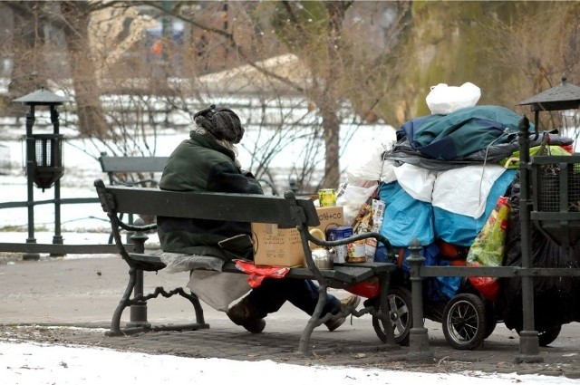 Zimą osoby bezdomne czy samotne potrzebują często pomocy, by przetrwać ten trudny czas
