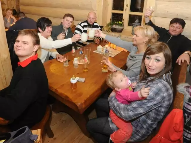 Rodzina Państwa Wilczyńskich nawspólnej kolacji w nowootwartej restauracji.