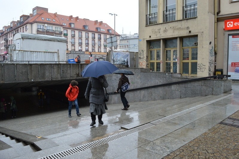 Jeszcze w weekend piesi mogli korzystać zarówno z przejścia...