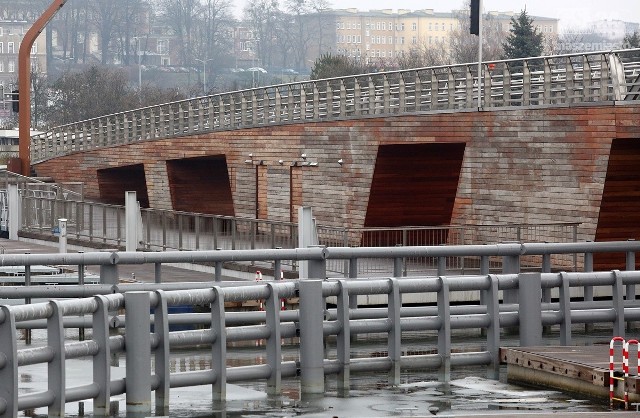 Port Jachtowy w Szczecinie. Zapadanie się płyt kamiennych postępuje. Na dalszym planie odbarwione panele drewniane. A wszystko za ponad 38 mln zł.