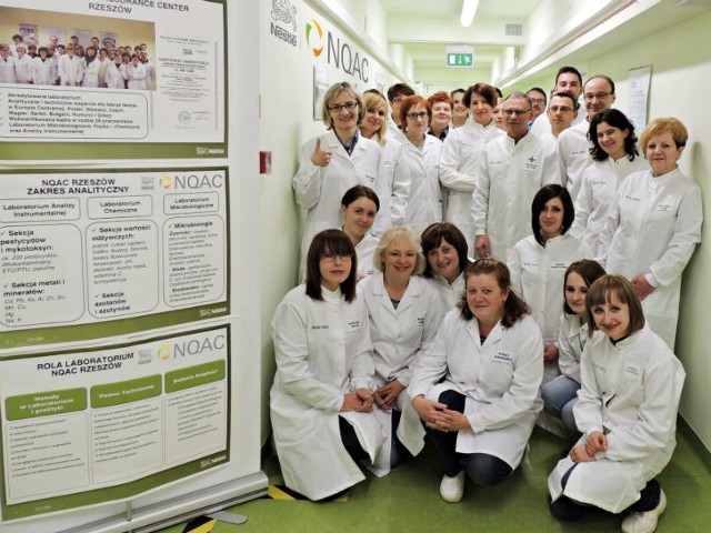 Rzeszowskie laboratorium bada żywność dla 8 krajów EuropyDziałające od roku w Rzeszowie Centrum ds. Zapewnienia Jakości Badań – Nestlé Quality Assurance Center (NQAC) wykonało już ponad 50 tys. analiz.