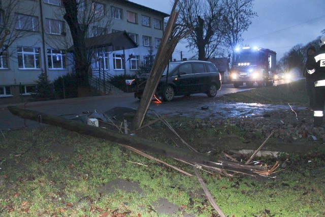 Do zdarzenia doszło w poniedziałek w Stubnie w powiecie przemyskim. Kierującym oplem wpadł w poślizg i uderzył w drewniany słup telekomunikacyjny. Mężczyźnie nic się nie stało. Słup został całkowicie zniszczony. Na miejscu pracowali strażacy z Przemyśla i Stubna. Obecna była także policja.Zobacz także: 20-letnia kobieta dachowała volkswagenem golfem w Przemyślu. Poszkodowana trafiła do szpitala