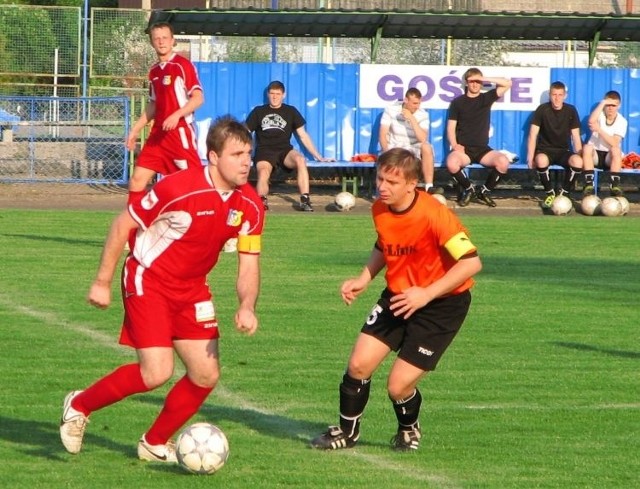 Kapitrana Tura Mateusza Jakubowskiego (z lewej) próbuje zatrzymać lider zespołu z Łomży, Marcin Sawko. Obaj piłkarze należeli do wyróżniających się graczy w swoich ekipach.