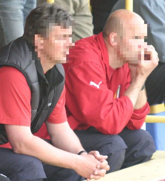 Trenerzy Dariusz W. (z lewej) i Andrzej W. denerwowali się w czasie meczu z Górnikiem Wieliczka. Spotkanie miało być "ustawione&#8221;, ale zakończyło się wynikiem 0:0 i - według śledczych - arbiter nie otrzymał obiecanych pieniędzy.