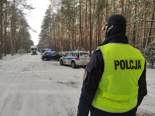 Wczoraj przed godziną 13 na trasie Tuchola - Cekcyn doszło do zdarzenia drogowego. Uczestniczył w nim nissan i radiowóz policyjny. Droga w miejscu zdarzenia była zablokowana.