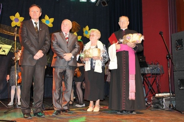 Od lewej: oleski burmistrz Sylwester Lewicki, oleski starosta Jan Kus, Krystyna Sońska i ks. Zbigniew Donarski.