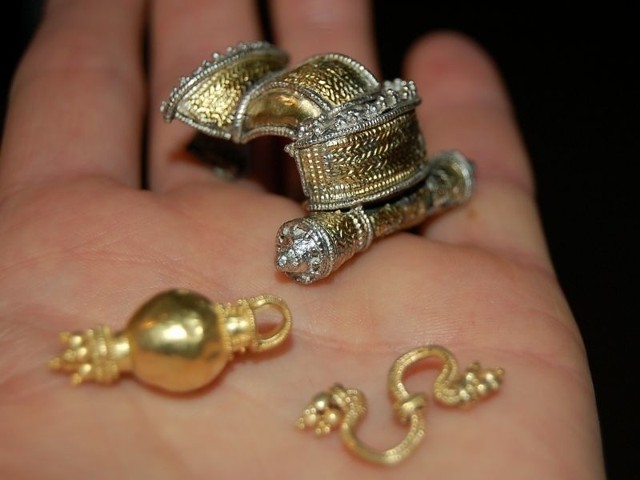 Złote i srebrne ozdoby znalezione podczas prac archeologicznych w Czarnówku.
