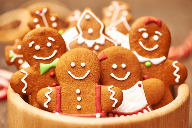 Pierniczki to słodkie ciasteczka, najczęściej spożywane w okresie Świąt Bożego Narodzenia. Swój korzenny smak i zapach zawdzięczają dodanym do ciasta przyprawom. Sprawdź, jakie właściwości ma cynamon, goździki, imbir, gałka muszkatołowa oraz kardamon.Zobacz kolejne slajdy, przesuwając zdjęcia w prawo, naciśnij strzałkę lub przycisk NASTĘPNE.