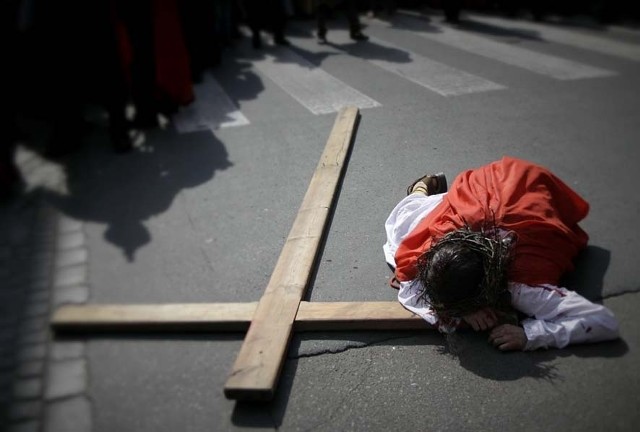 Piątek 18.04Polska, Gdańsk. Misterium męki Pańskiej. Inscenizacja drogi krzyżowej na ulicach Gdańska. 