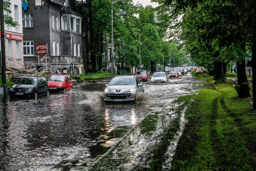 Nawierzchnię Traktu Konnego dość często uszkadzają...