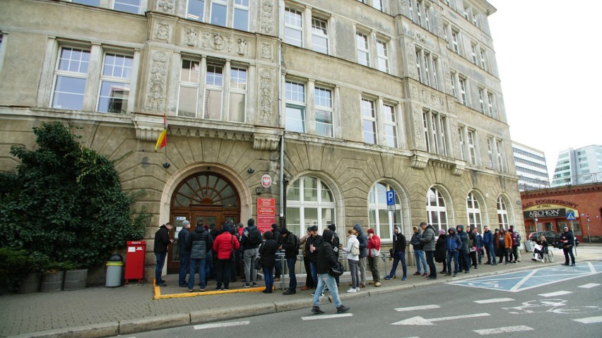 Wrocław: Urząd zamknął drzwi. Tłum stanął więc przed