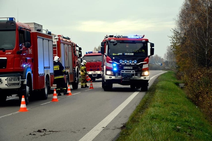 Pożar pelletu w Knapach, w akcji udział brały cztery zastępy straży pożarnej (ZDJĘCIA)