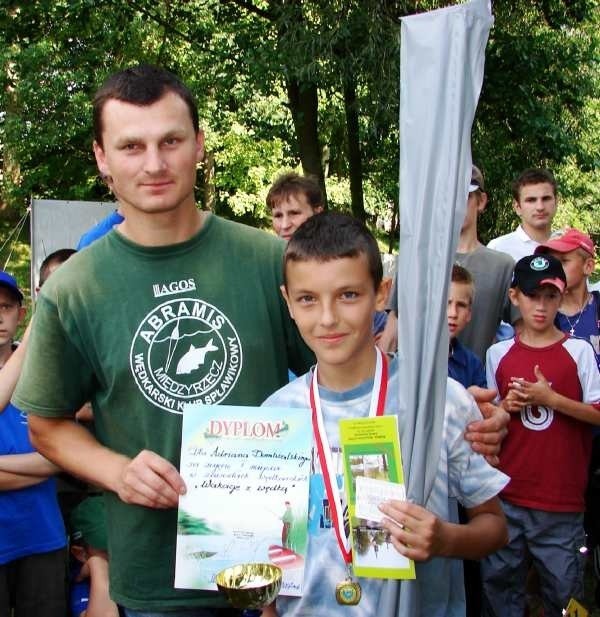 Najlepszym wędkarzem międzyrzeckiego turnieju był Adrian Dombżalski, który wrócił do domu z wędką i pucharem wręczonym przez prezesa klubu Mariusza Srokę 