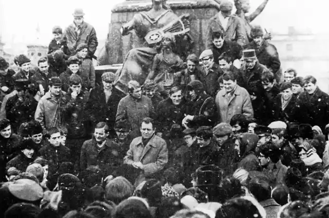 Studencki wiec na Rynku Głównym pod pomnikiem Mickiewicza, 11 marca 1968 r.