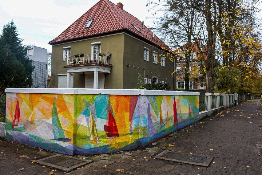 Nowy mural w Szczecinie. Kolorowe żaglówki na murze. Zobacz zdjęcia
