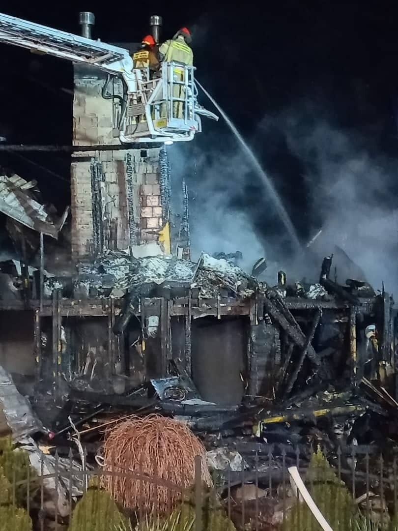 Ogromna tragedia! W Muninie koło Jarosławia doszczętnie spłonął dom. Ogień gasiło 10 zastępów strażaków PSP i OSP [ZDJĘCIA]