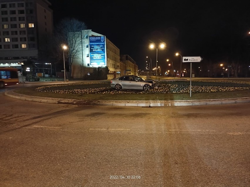Białystok. Wypadek na rondzie Lussy. Kierowca BMW skosił latarnię i kilka znaków [ZDJĘCIA]