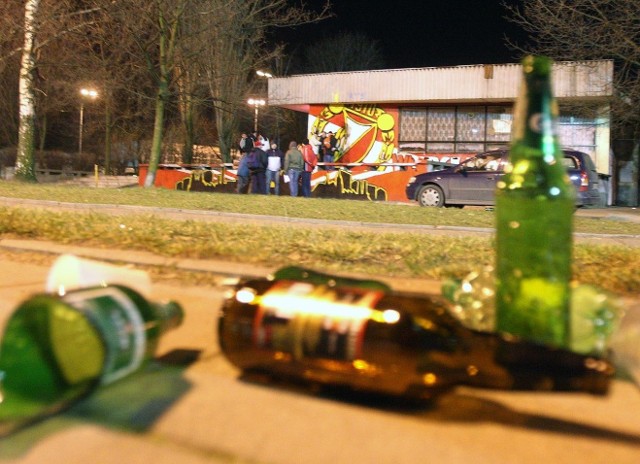 W środę łódzcy radni zastanawiali się, czy zakazać sprzedaży alkoholu w sklepach wokół stadionów w czasie rozgrywek.