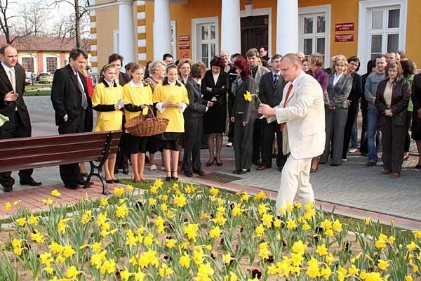 Trzy tys. zł  powiat przeznaczy w tym roku na akcję "Pola nadziei&#8221;. W jej ramach mieszkańcy sadzą żonkile. Gdy kwiaty kwitną, wolontariusze rozdają je w zamian za datki dla Hospicjum Domowego im. Jana Pawła II w Dębicy. Poprzednia akcja przyniosła hospicjum ponad 30 tys. zł. 