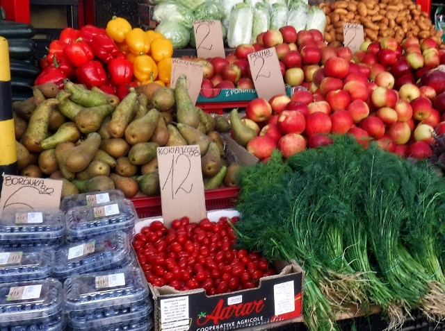Ceny warzyw i owoców na targowisku Korej w Radomiu