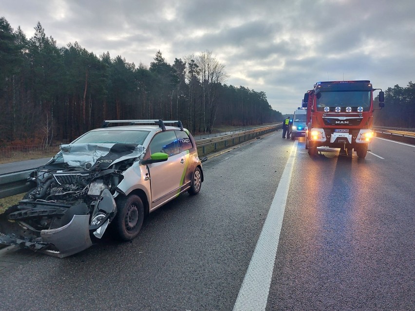 Kolizja na S3 na wysokości Rębowa. Samochód osobowy najechał...