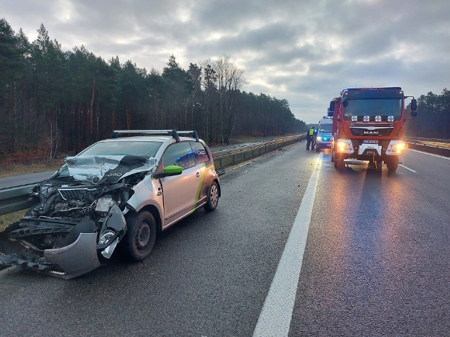 Kolizja na S3 na wysokości Rębowa. Samochód osobowy najechał na przyczepę pojazdu ciężarowego i uderzył w barierki.