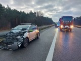 Kolizja na S3 na wysokości Rębowa pod Gorzowem Wielkopolskim. Z samochodu unosi się dym