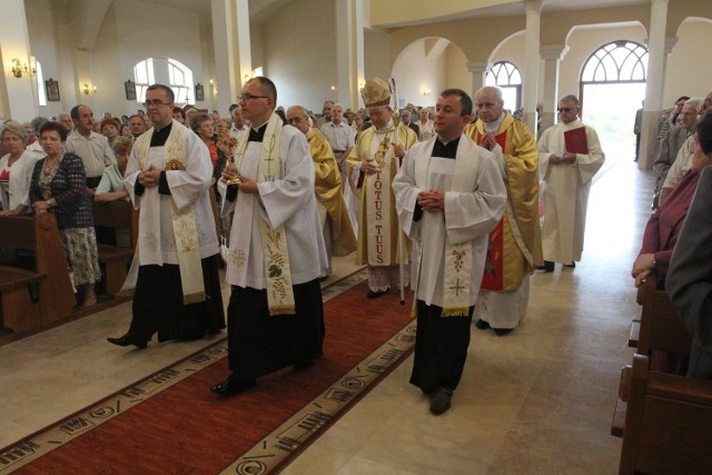W niedzielę do parafii na kieleckim osiedlu Barwinek uroczyście wprowadzono relikwię krwi świętego Jana Pawła II.