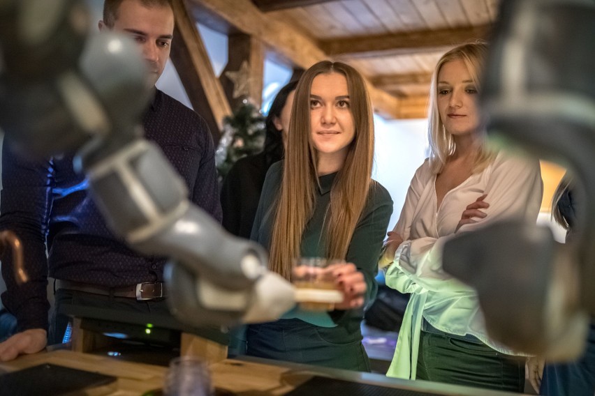 BarOn - robot, który potrafi robić drinki. Oprogramowanie do niego opracowała opolska firma Weegree