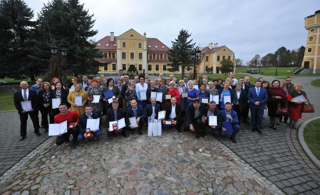 Mistrzowie Agro nagrodzeni. Dziś oficjalnie zakończyliśmy nasz plebiscyt. KLIKNIJ i zobacz aktualne wyniki głosowaniaW Pałacu w Rymaniu rozstrzygnęliśmy tegoroczną edycję plebiscytu Mistrzowie Agro. Dzięki wsparciu naszych czytelników i internautów wybieraliśmy najlepszych w sześciu kategoriach. Nagrodziliśmy rolników i gospodynie, wybraliśmy najlepszych sołtysów i sołectwa oraz gospodarstwa agroturystyczne i koła gospodyń wiejskich — w powiatach oraz całym Województwie Zachodniopomorskim.Adam Kalinowski, dyrektor Zachodniopomorskiego Ośrodka Doradztwa Rolniczego w Barzkowicach, które było jednym z partnerów tego przedsięwzięcia, gratulując nagrodzonym, mówił: - Bycie rolnikiem to nie tylko zawód, to rodzaj powołania. To ciężka praca. By dobrze ją wykonywać trzeba mieć w sobie oddanie i pasję.Jan Górski, dyrektor koszalińskiej Kasy Rolniczego Ubezpieczenia Społecznego, podkreślał rolę sołtysów, którzy swój czas i siły angażują w działalność na rzecz lokalnej społeczności i jej integracji. - Wieś jest mi szczególnie bliska, sam przez lata byłem sołtysem — zdradził.Dla zwycięzców etapu wojewódzkiego to jeszcze nie koniec emocji — lada chwila poznamy zwycięzców ogólnopolskiego etapu (głosowanie kończy się w czwartek 7 listopada o 21). Ogólnopolskie nagrody zostaną wręczone w trakcie Centralnych Targów Rolniczych w Międzynarodowym Centrum Targowo-Konferencyjnym Ptak Warsaw Expo w Nadarzynie pod Warszawą. To jedna z największych imprez rolniczych w Polsce odbywająca się pod patronatem Ministra Rolnictwa i Rozwoju Wsi, marszałków województw oraz licznych organizacji branżowych.