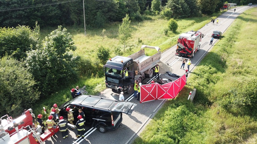 Śmierć na drodze w Laskowie. Ciężarówka zmiażdżyła maleńkie autko [DRASTYCZNE ZDJĘCIA]