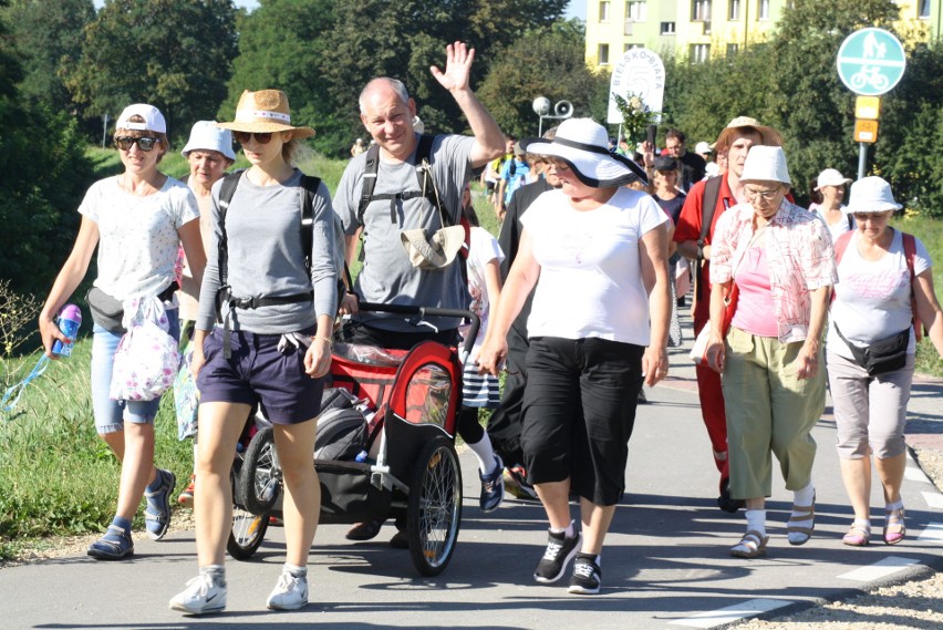 Oświęcimscy pątnicy w pięciu grupach z dekanatów:...