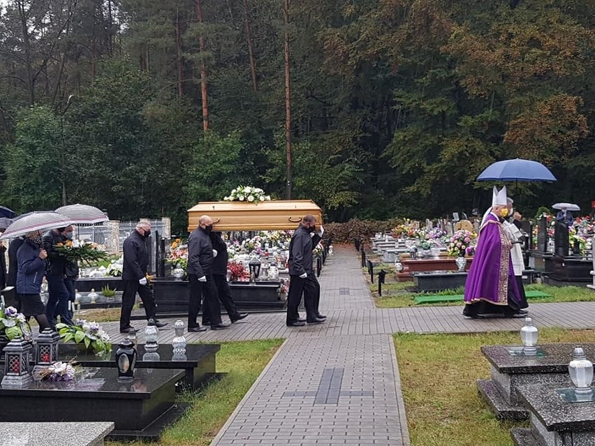 Odbył się pogrzeb księdza Stanisława Ferta, pierwszego proboszcza parafii w Wiśniówce. Byli dwaj biskupi [ZDJĘCIA]