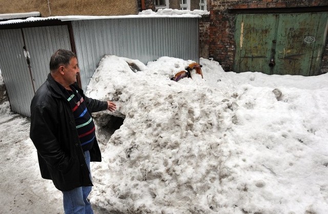 &#8211; Dla administracji to żadna ilość i odmówiła mi usunięcia śniegu sprzed garażu &#8211; mówi Jarosław Nowak pokazując pryzmę przed garażem.