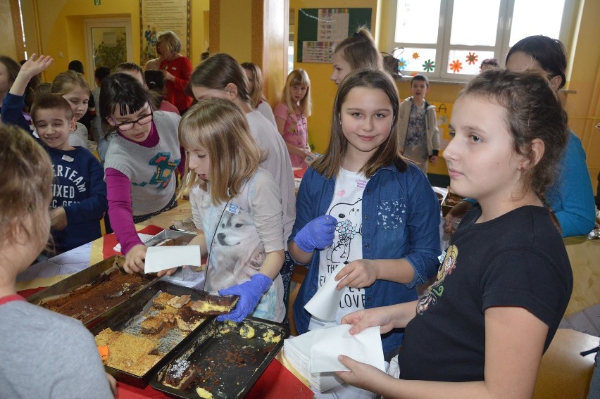 Kiermasz ciast i ręcznie szytych lalek w Szkole Podstawowej nr 6