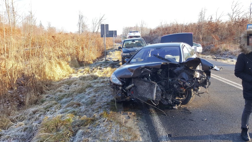 Osobowy peugeot i ford fiesta zderzyły się czołowo na drodze...