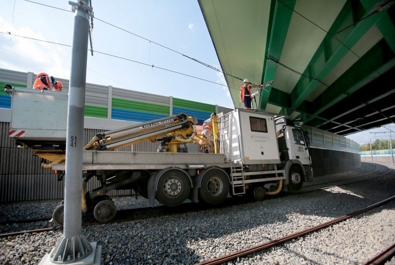 Ekipa PKP Energetyka  pojawiła się na trasie , żeby naprawić...