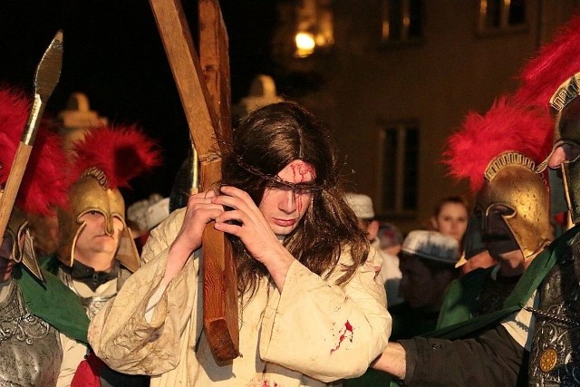 W Kęszycy Leśnej pod Międzyrzeczem odbyło się największe w regionie Misterium Męki Pańskiej. Szczegóły i zdjęcia w tygodniku "Głos Międzyrzecza i Skwierzyny&#8221;.