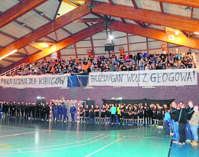 Podczas prezentacji Chrobrego na trybunach pojawił się baner uderzający w komendanta policji.