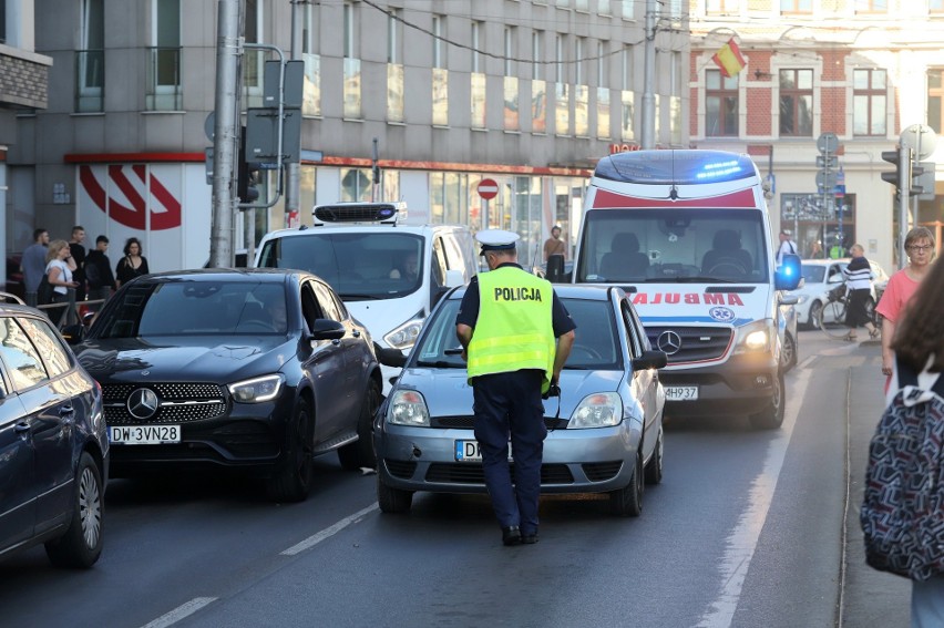 Groźny wypadek w centrum Wrocławia. Piesza przebiegała przez...