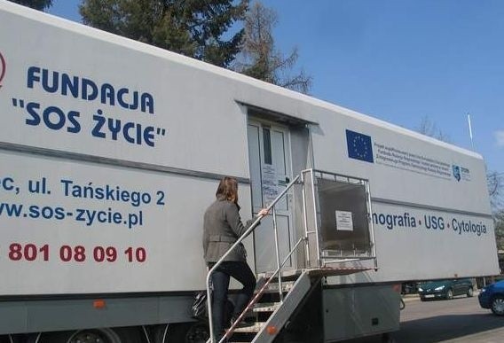   Przed dwoma laty mammobus mieleckiej Fundacji &#8222;SOS Życie&#8221; przyjechał między innymi do miejscowości Skopanie, w gminie Baranów Sandomierski, w powiecie tarnobrzeskim. Badania w mobilnym gabinecie cieszyły się ogromnym zainteresowaniem.