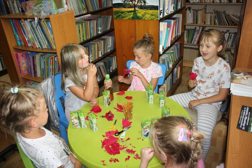 Sposób na wakacyjną nudę w Gminnych Bibliotekach Publicznych w Starej Wsi [ZDJĘCIA]