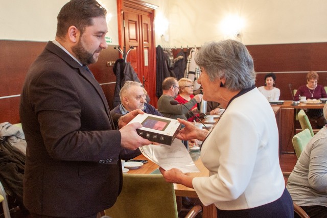 Seniorzy z Woźnik wzięli udział w kursie komputerowym. Otrzymali tablety