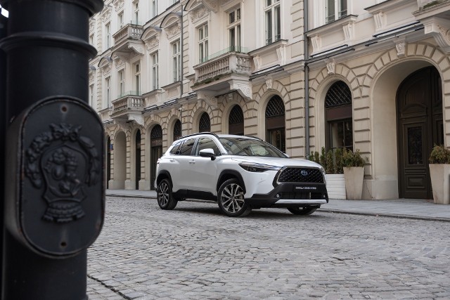 Corolla Cross rozbudowuje gamę Toyoty o  SUV-a, który dołącza w segmencie C-SUV do  Toyoty C-HR. Jest to pierwszy model, który otrzymał napęd hybrydowy piątej generacji.