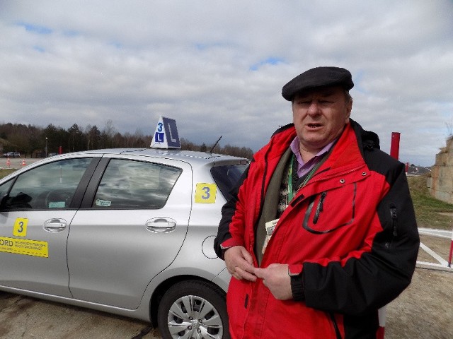 Tadeusz Muszyński, egzaminator z Żagania testuje przyszłych kierowców między innymi w Ośrodku Doskonalenia Techniki Jazdy w Tomaszowie. Zajmuje on 16 hektarów powierzchni.