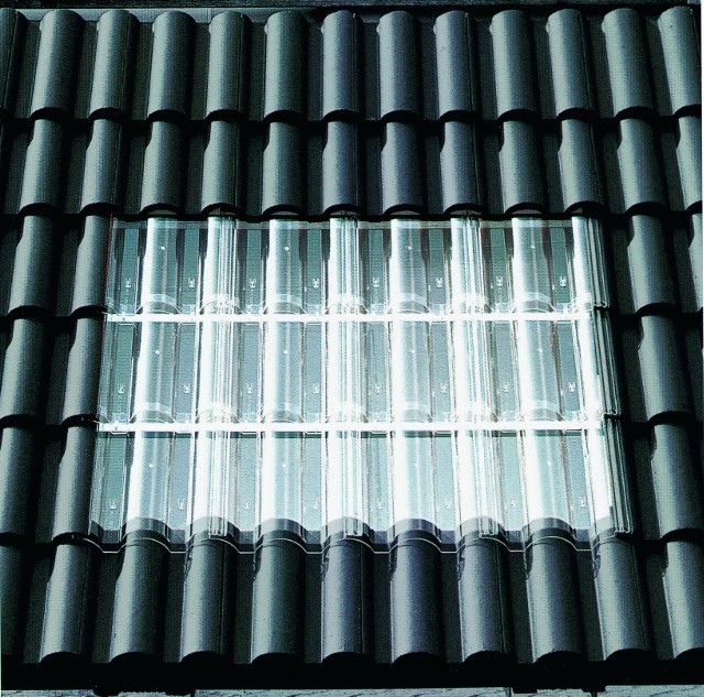Dach z dachówkami świetlikowymiDachówka świetlikowa: jej różne zastosowania