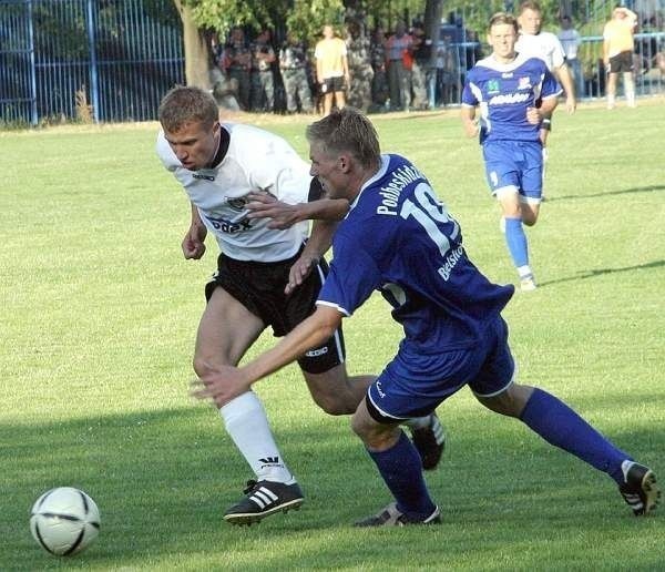 Czy napastnik Stali Paweł Kowalczyk (z lewej) dostanie w Legnicy szansę od trenera Sławomira Adamusa?