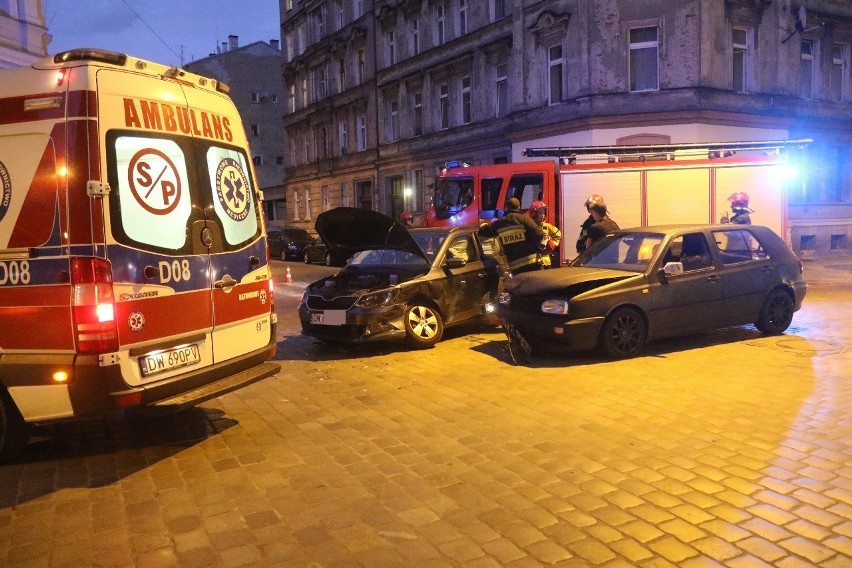 Wypadek na skrzyżowaniu na tzw. trójkącie. Trzy osoby poszkodowane (ZDJĘCIA)